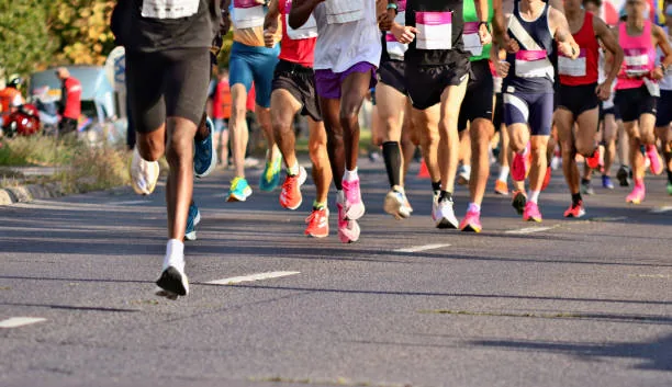 Peloton de coureurs sur route pendant un marathon